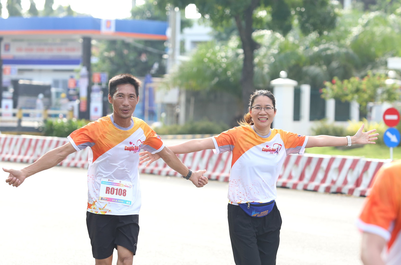 Dù thấm mệt trên đường chạy, ai nấy đều vui trước sự chào đón và cổ vũ nhiệt tình của các tình nguyện viên và người dân theo dõi. Dù thấm mệt trên đường chạy, ai nấy đều vui trước sự chào đón và cổ vũ nhiệt tình của các tình nguyện viên và người dân theo dõi.