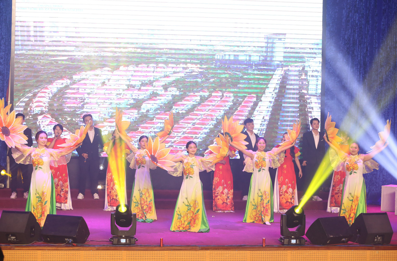 Tiết mục "Chào 50 năm thành phố rực rỡ tên Người" được các bạn sinh viên đến từ CLB Văn hóa nghệ thuật (Trường Đại học Sư phạm TPHCM) dàn dựng, biểu diễn công phu.