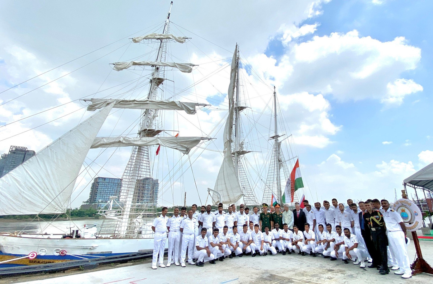 Thuỷ thủ đoàn tàu INS Sudarshini cùng lãnh đạo Bộ Ngoại giao Ấn Độ và TPHCM chụp lưu niệm tại buổi lễ đón tàu. Ảnh: Bảo Phương