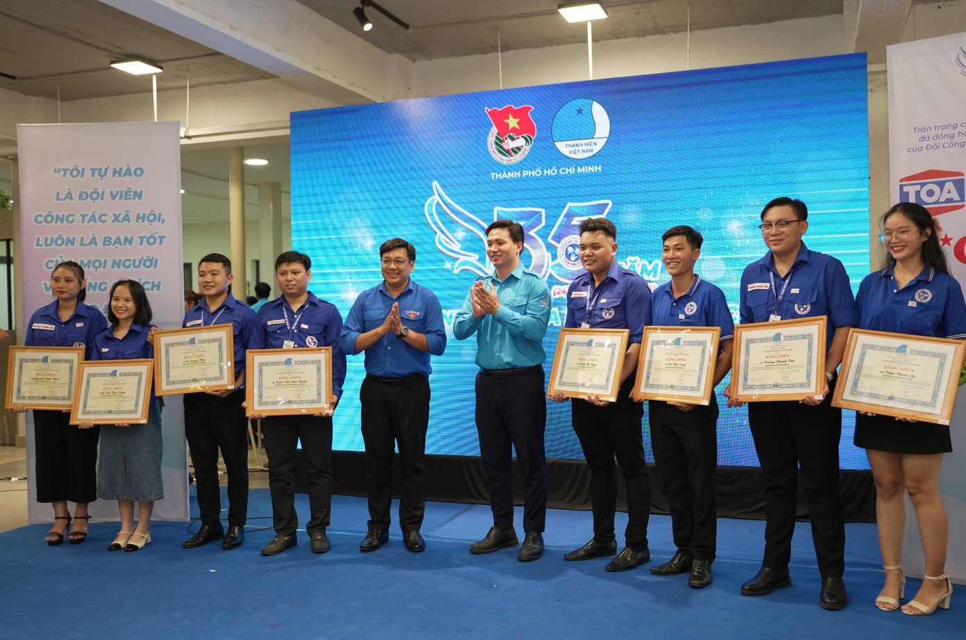 Lãnh đạo Hội LHTN Việt Nam TPHCM và Trung tâm Công tác xã hội Thanh niên TPHCM trao bằng khen vinh danh, khen thưởng các bạn trẻ đóng góp tích cực trong các hoạt động tình nguyện của đội. Ảnh: CLB Nhiếp ảnh trẻ TPHCM.