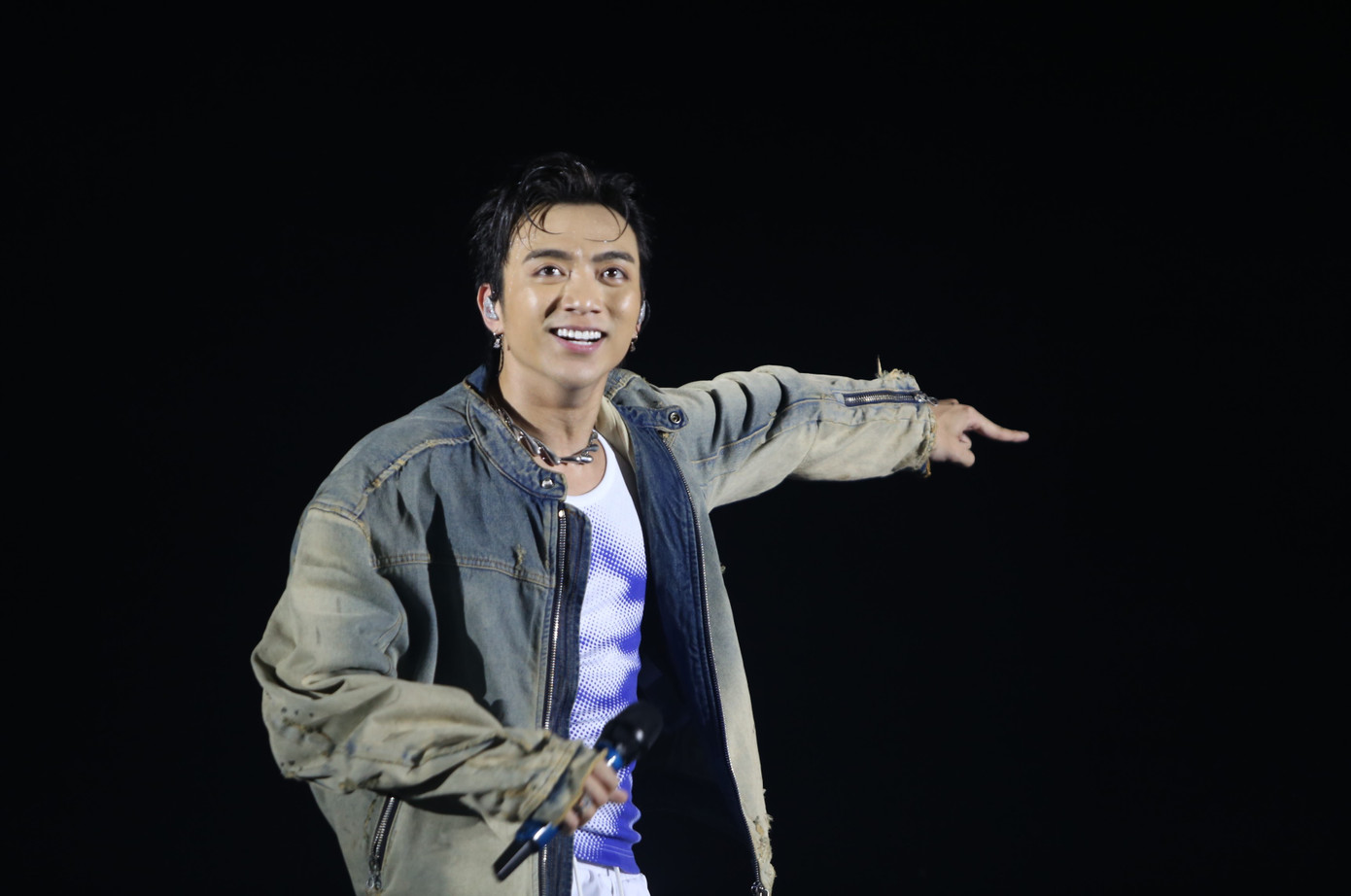 Sự xuất hiện của ca sĩ SOOBIN gần cuối đêm nhạc tạo nên không gian bùng nổ bởi sự cổ vũ, hòa nhịp của đông đảo khán giả trẻ.