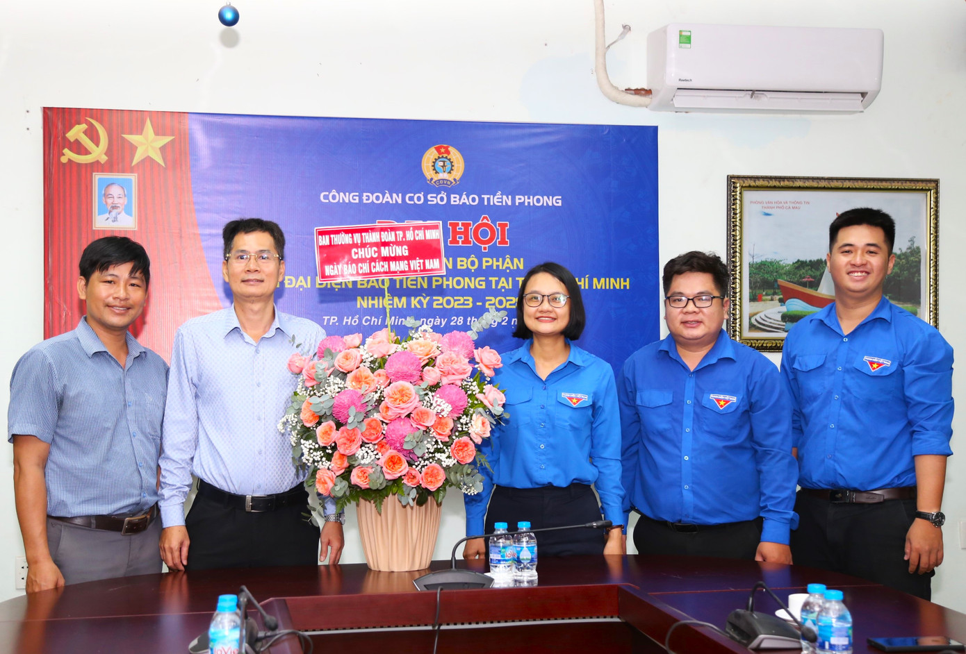 Lãnh đạo Thành Đoàn TPHCM tặng lẵng hoa chúc mừng báo Tiền Phong. Ảnh: Ngô Tùng