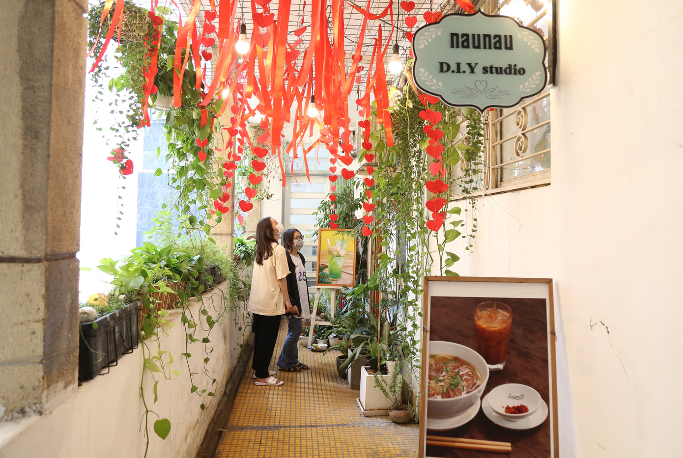 Rảo bước qua các tầng lầu, các bạn trẻ dễ dàng bắt gặp nhiều hàng quán với lối trang trí ấn tượng, bắt mắt. Rảo bước qua các tầng lầu, các bạn trẻ dễ dàng bắt gặp nhiều hàng quán với lối trang trí ấn tượng, bắt mắt.