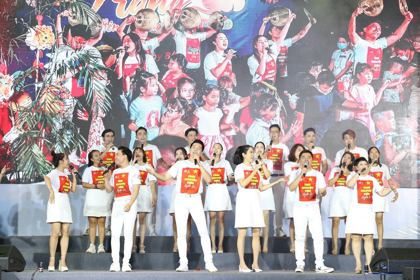 Là một trong những tập thể được tôn vinh, nhận giải thưởng Tình nguyện quốc gia 2023, các thành viên Đội tình nguyện viên nghệ sĩ TPHCM cũng góp mặt giao lưu văn nghệ tại buổi lễ. Là một trong những tập thể được tôn vinh, nhận giải thưởng Tình nguyện quốc gia 2023, các thành viên Đội tình nguyện viên nghệ sĩ TPHCM cũng góp mặt giao lưu văn nghệ tại buổi lễ.