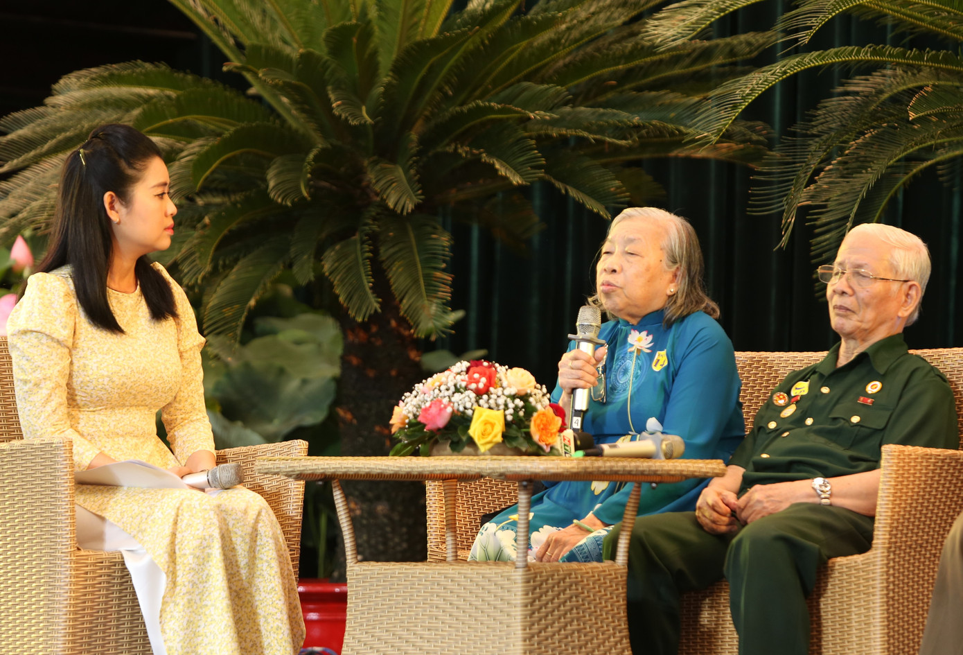 Cống hiến cho Tổ quốc trong thời chiến, về với đời thường, bà Ngô Thị Cẩm Tiên (giữa) tiếp tục góp sức cho địa phương bằng những việc vừa sức. Cống hiến cho Tổ quốc trong thời chiến, về với đời thường, bà Ngô Thị Cẩm Tiên (giữa) tiếp tục góp sức cho địa phương bằng những việc vừa sức.