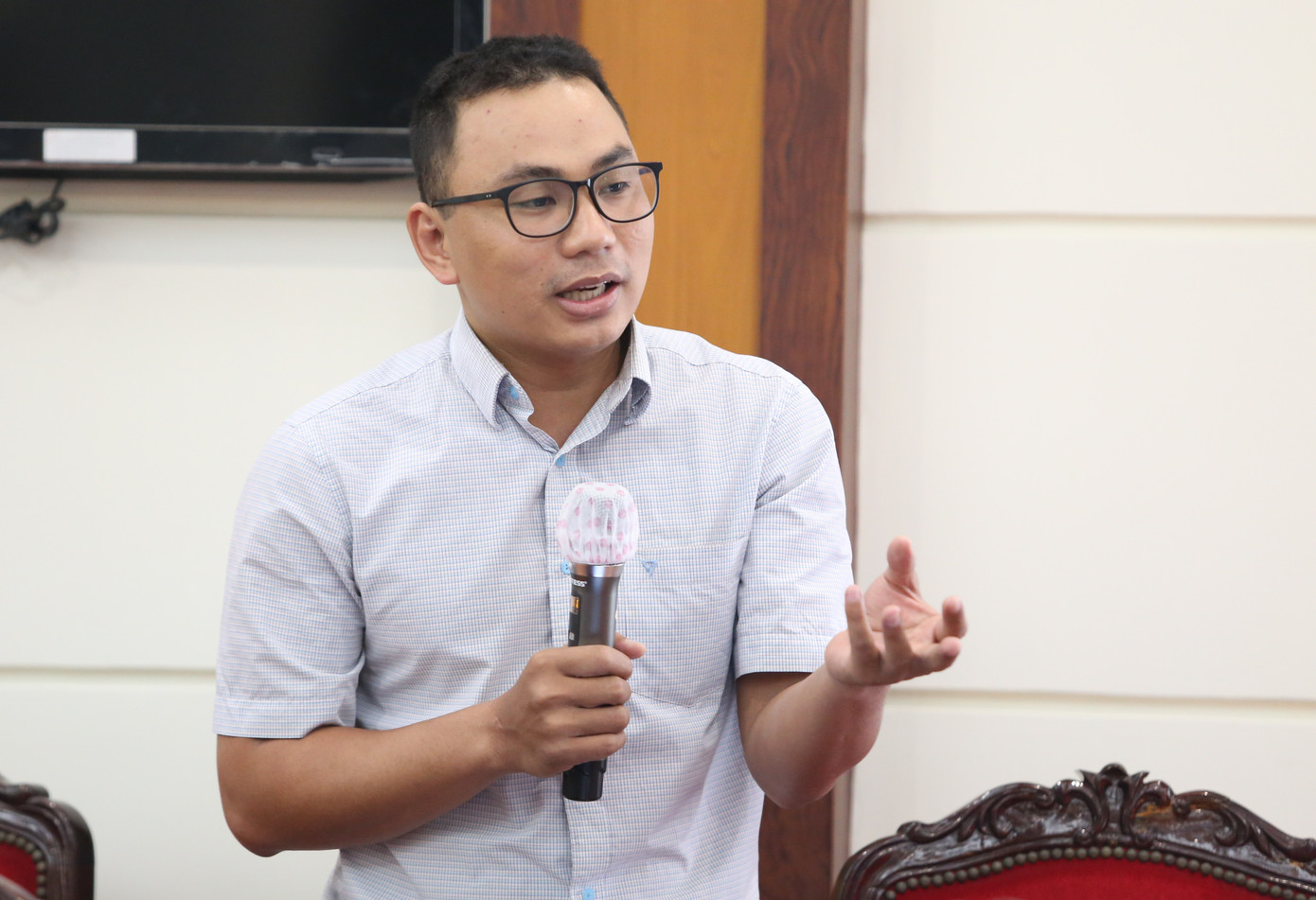 Nhà báo Tiến Long trao đổi tại buổi họp. Nhà báo Tiến Long trao đổi tại buổi họp.