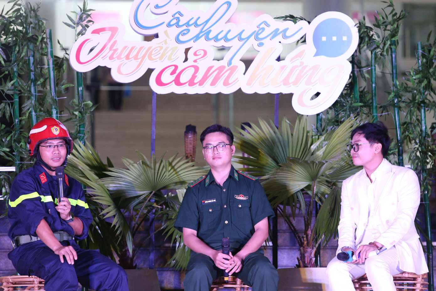 Cũng tại đêm giao lưu, Đại úy Đỗ Ngọc Đức (Bí thư Đoàn Thanh niên Phòng Cảnh sát PCCC và Cứu nạn cứu hộ, Công an TPHCM) và Thượng úy Huỳnh Trương Bảo Sơn (Trợ lý vận động quần chúng, Phòng Chính trị, Bộ đội biên phòng TPHCM) đã chia sẻ những câu chuyện hoạt động nghiệp vụ để lại nhiều tình cảm, ấn tượng tốt đẹp trong lòng nhân dân. Cũng tại đêm giao lưu, Đại úy Đỗ Ngọc Đức (Bí thư Đoàn Thanh niên Phòng Cảnh sát PCCC và Cứu nạn cứu hộ, Công an TPHCM) và Thượng úy Huỳnh Trương Bảo Sơn (Trợ lý vận động quần chúng, Phòng Chính trị, Bộ đội biên phòng TPHCM) đã chia sẻ những câu chuyện hoạt động nghiệp vụ để lại nhiều tình cảm, ấn tượng tốt đẹp trong lòng nhân dân.