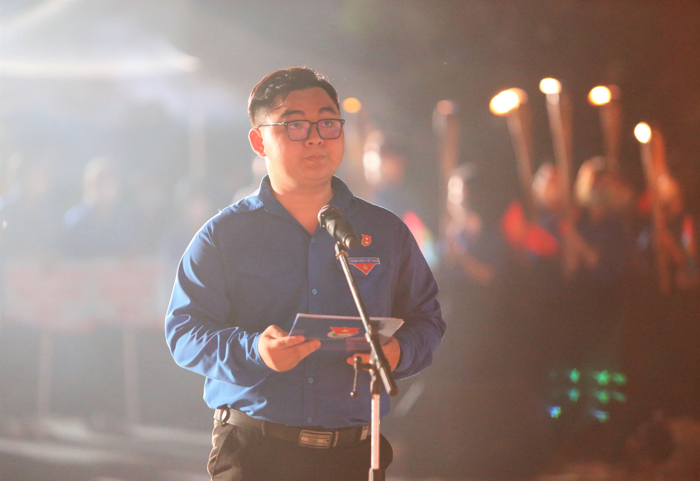 Đại diện thế hệ trẻ phát biểu tại buổi lễ, anh Nguyễn Khánh Tùng - Chủ tịch Hội Sinh viên Việt Nam Trường Đại học Sư phạm TPHCM, bày tỏ lòng tri ân sâu sắc đối với những cống hiến to lớn của các thế hệ cha anh đi trước vì sự nghiệp giải phóng dân tộc, thống nhất non sông. "Là một cán bộ Hội Sinh viên, tôi cảm thấy rất đỗi tự hào về truyền thống yêu nước nồng nàn, chủ nghĩa anh hùng cách mạng của các thế hệ đi trước. Cùng với đó, niềm tự hào là điểm tựa thôi thúc tôi và các bạn hội viên, sinh viên không ngừng học tập, rèn luyện để phấn đấu, đóng góp sức trẻ vào sự phát triển của thành phố và đất nước" - Chủ tịch Hội Sinh viên Việt Nam Trường Đại học Sư phạm TPHCM xúc động.