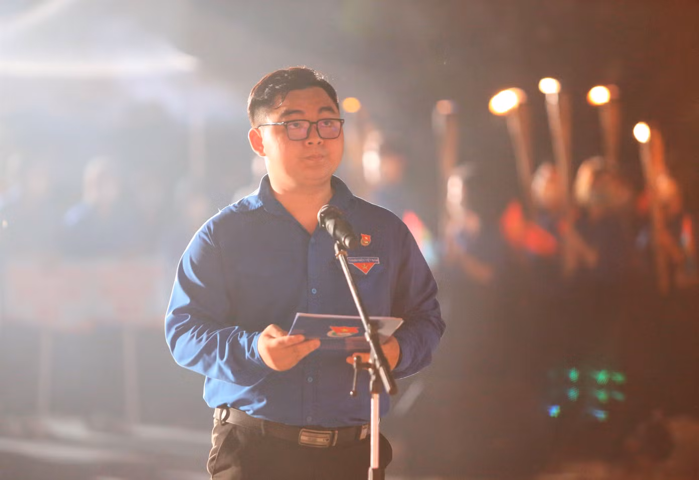 Đại diện thế hệ trẻ phát biểu tại buổi lễ, anh Nguyễn Khánh Tùng - Chủ tịch Hội Sinh viên Việt Nam Trường Đại học Sư phạm TPHCM, bày tỏ lòng tri ân sâu sắc đối với những cống hiến to lớn của các thế hệ cha anh đi trước vì sự nghiệp giải phóng dân tộc, thống nhất non sông. "Là một cán bộ Hội Sinh viên, tôi cảm thấy rất đỗi tự hào về truyền thống yêu nước nồng nàn, chủ nghĩa anh hùng cách mạng của các thế hệ đi trước. Cùng với đó, niềm tự hào là điểm tựa thôi thúc tôi và các bạn hội viên, sinh viên không ngừng học tập, rèn luyện để phấn đấu, đóng góp sức trẻ vào sự phát triển của thành phố và đất nước" - Chủ tịch Hội Sinh viên Việt Nam Trường Đại học Sư phạm TPHCM xúc động.