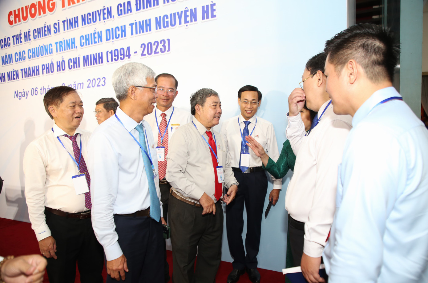 Đại biểu trò chuyện, ôn lại kỷ niệm tình nguyện bên lề buổi gặp gỡ.