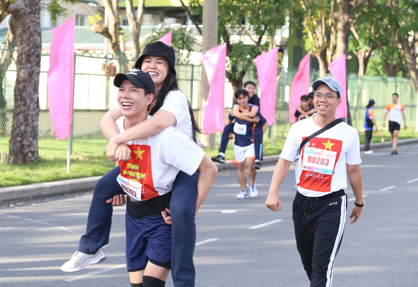 Các nghệ sĩ trẻ là thành viên Đội tình nguyện viên nghệ sĩ TPHCM cùng đồng hành với các cặp đôi trên đường chạy hướng về lễ cưới tập thể. Các nghệ sĩ trẻ là thành viên Đội tình nguyện viên nghệ sĩ TPHCM cùng đồng hành với các cặp đôi trên đường chạy hướng về lễ cưới tập thể.