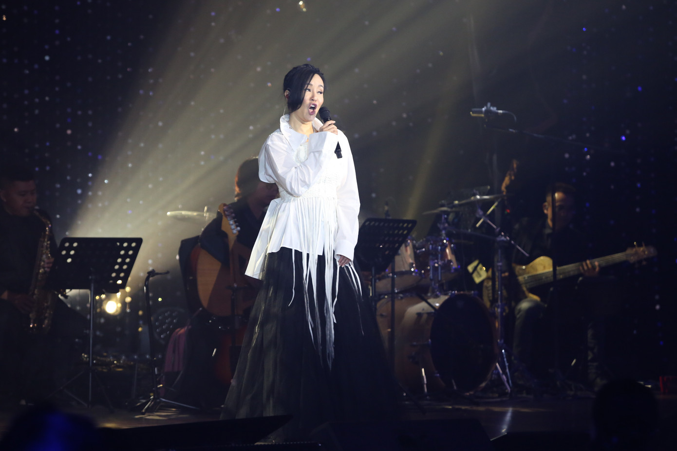 "Cô Bống" khép lại đêm nhạc với ca khúc Hạ trắng đầy da diết.