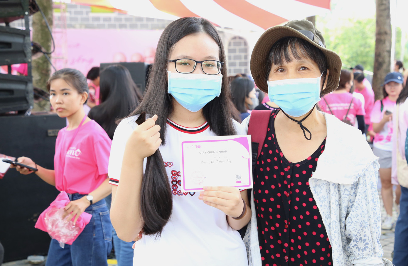 Nghe con gái Bùi Thị Hoàng Mỹ (sinh viên Trường Đại học Kinh tế TPHCM) chia sẻ ý nguyện, bà Oanh (ngụ xã Phú Xuân, huyện Nhà Bè) đã ủng hộ con mình thực hiện kế hoạch nuôi tóc. "Cháu nuôi tóc nhằm chia sẻ với bệnh nhân ung thư mấy năm nay. Hôm nay, tôi đi với con như một sự đồng hành và cũng để con gái vui hơn", bà Oanh chia sẻ.