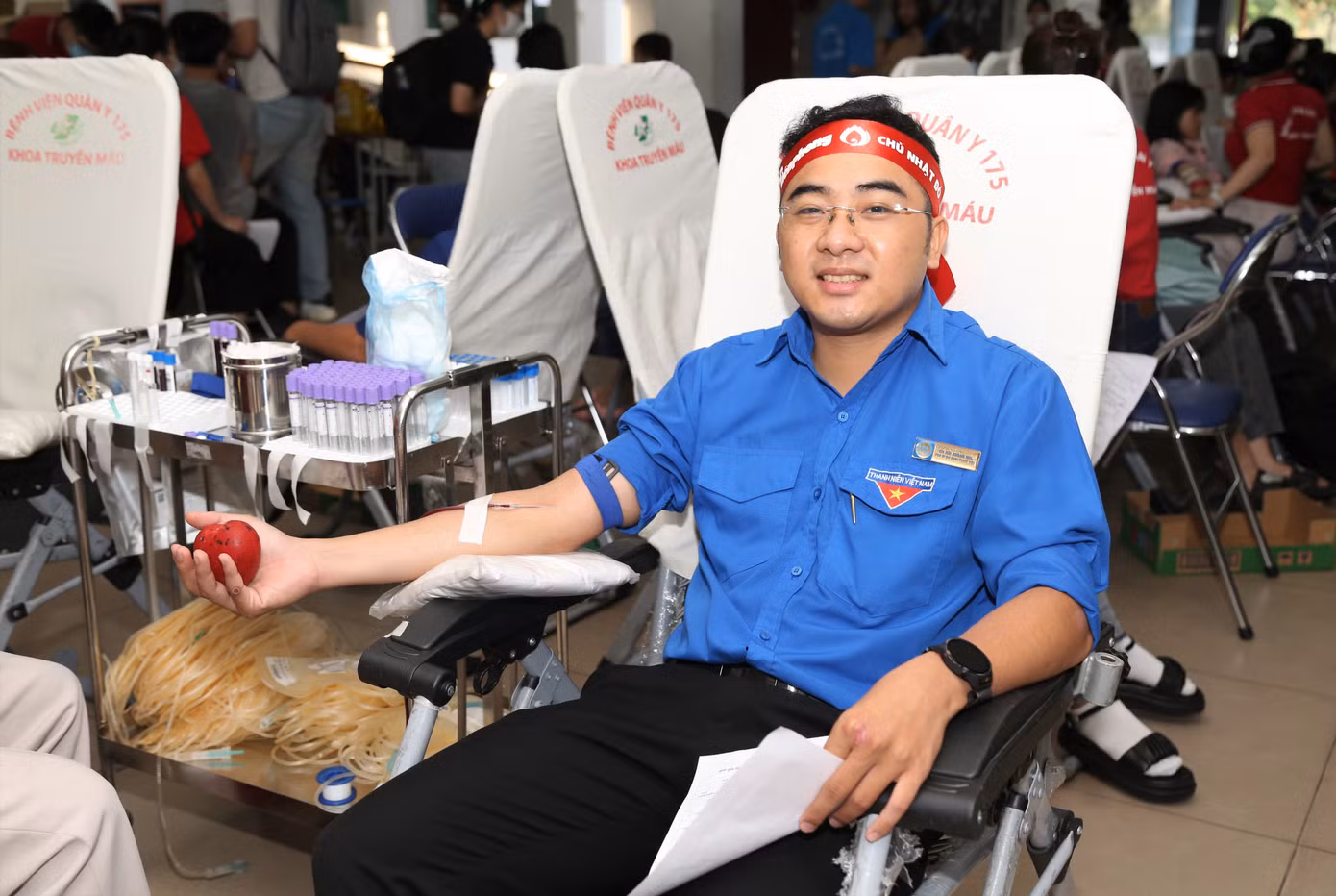 Anh Bùi Hoàng Mol, Bí thư Đoàn Trường Đại học Kinh tế – Luật tham gia hiến máu trong chương trình Chủ nhật Đỏ. Anh Mol cho biết, phong trào hiến máu tình nguyện được nhà trường rất quan tâm và mỗi năm tổ chức từ 3 – 5 đợt. "Ngoài việc học tập, các bạn sinh viên cũng mong muốn đóng góp với cộng đồng. Nằm trong tuyến hoạt động tình nguyện, phong trào hiến máu được các bạn sinh viên tự nguyện tham gia ngay khi trường phát động, ngoài ra các bạn cũng tích cực đến các bệnh viện để hiến", anh Mol bày tỏ.