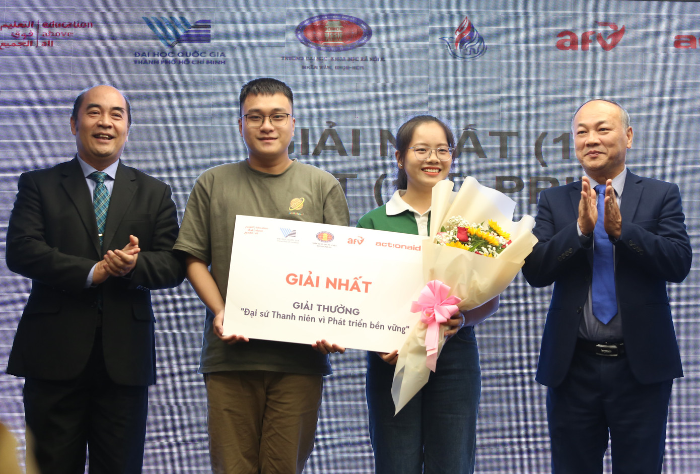 Ban tổ chức trao giải Nhất cho nhóm sinh viên Trường Đại học Trường KHXH&NV, ĐHQG TPHCM. Ảnh: Ngô Tùng Ban tổ chức trao giải Nhất cho nhóm sinh viên Trường Đại học Trường KHXH&NV, ĐHQG TPHCM. Ảnh: Ngô Tùng