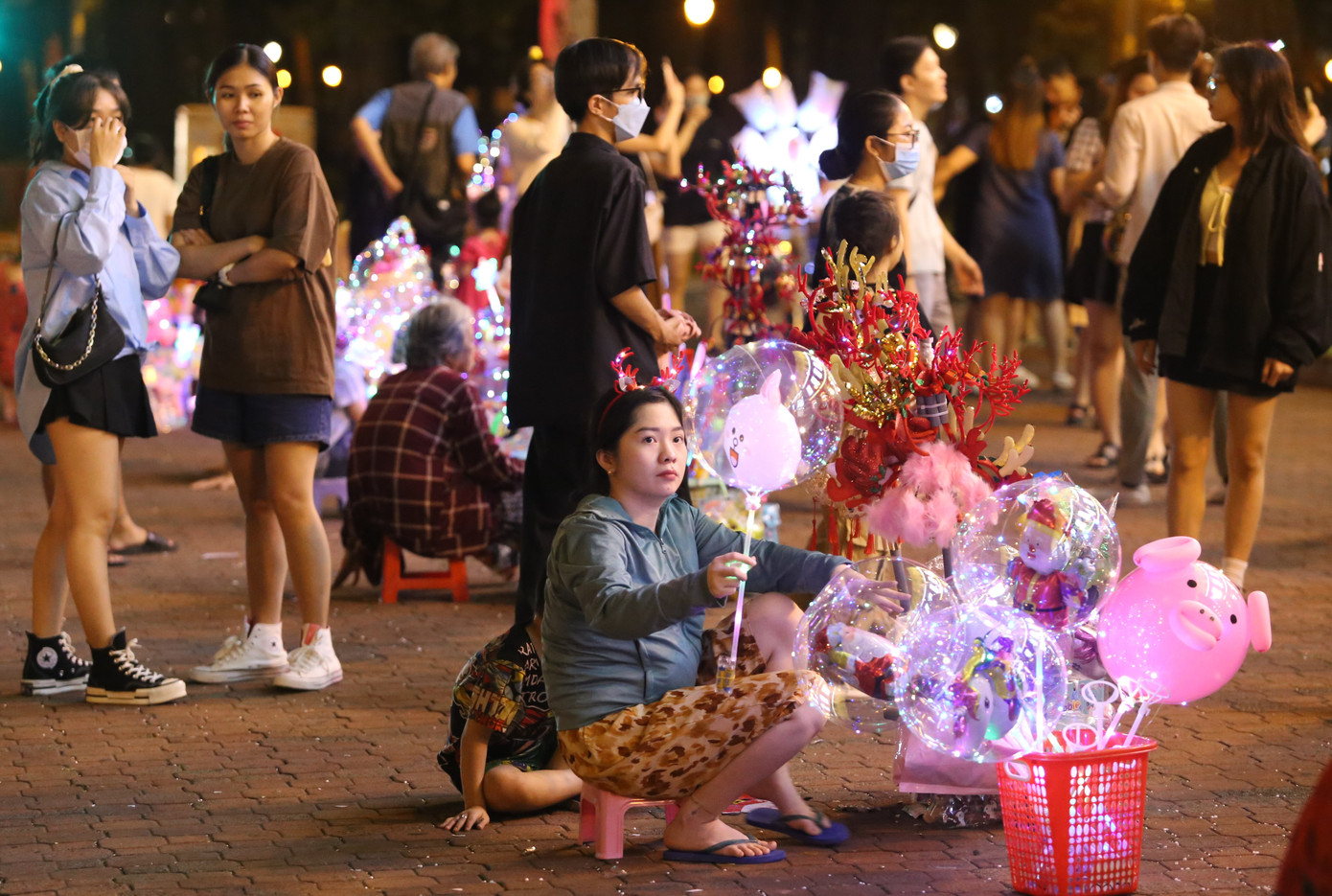 Khu vực xung quanh các trung tâm thương mại thu hút đông người đến vui chơi. Nhiều người cũng tranh thủ kinh doanh các mặt hàng đồ chơi Giáng sinh. Khu vực xung quanh các trung tâm thương mại thu hút đông người đến vui chơi. Nhiều người cũng tranh thủ kinh doanh các mặt hàng đồ chơi Giáng sinh.