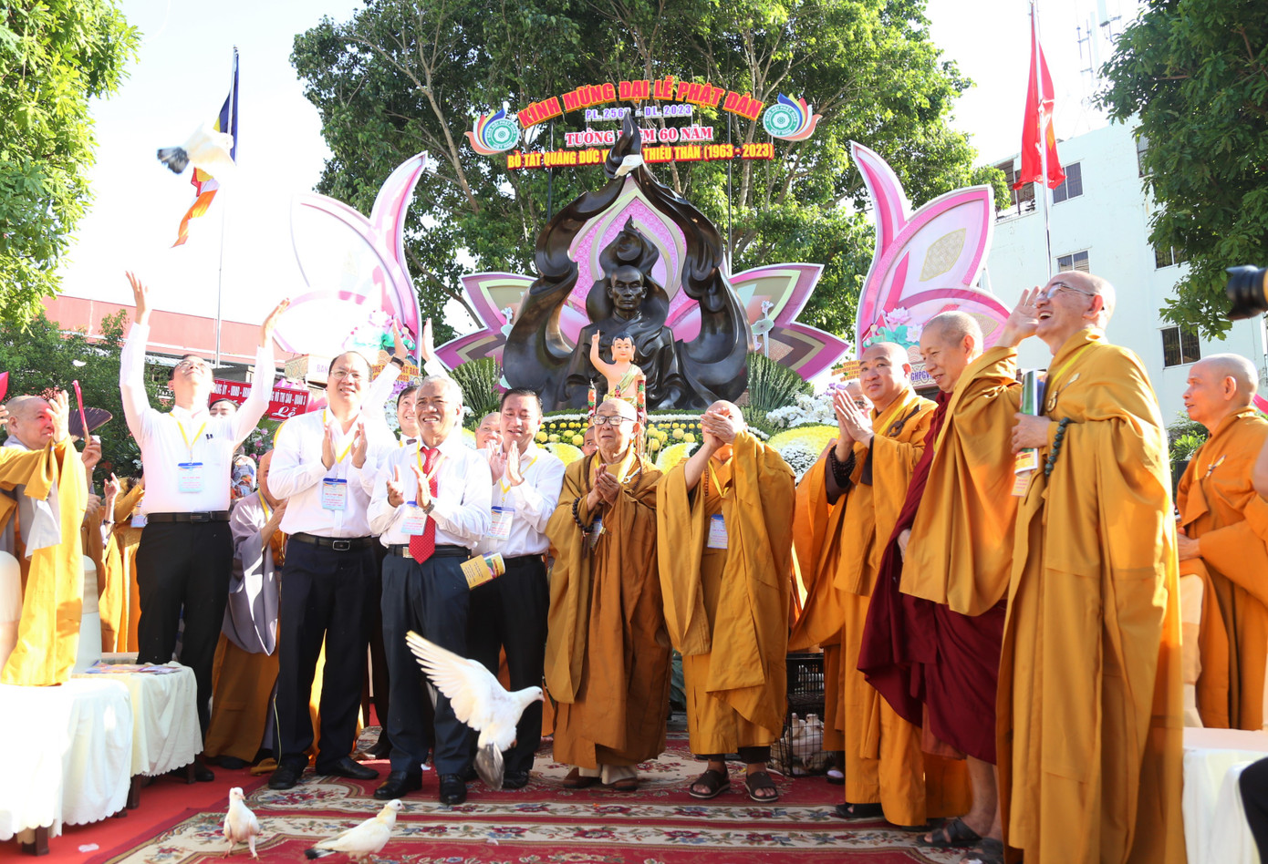 Các vị giáo phẩm, tôn đức lãnh đạo Phật giáo Trung ương và TPHCM, quận 3 và lãnh đạo TPHCM tham gia thả chim bồ câu nhằm nêu cao lòng yêu chuộng hòa bình, lan tỏa tình nhân ái, cầu mong đất nước thanh bình.