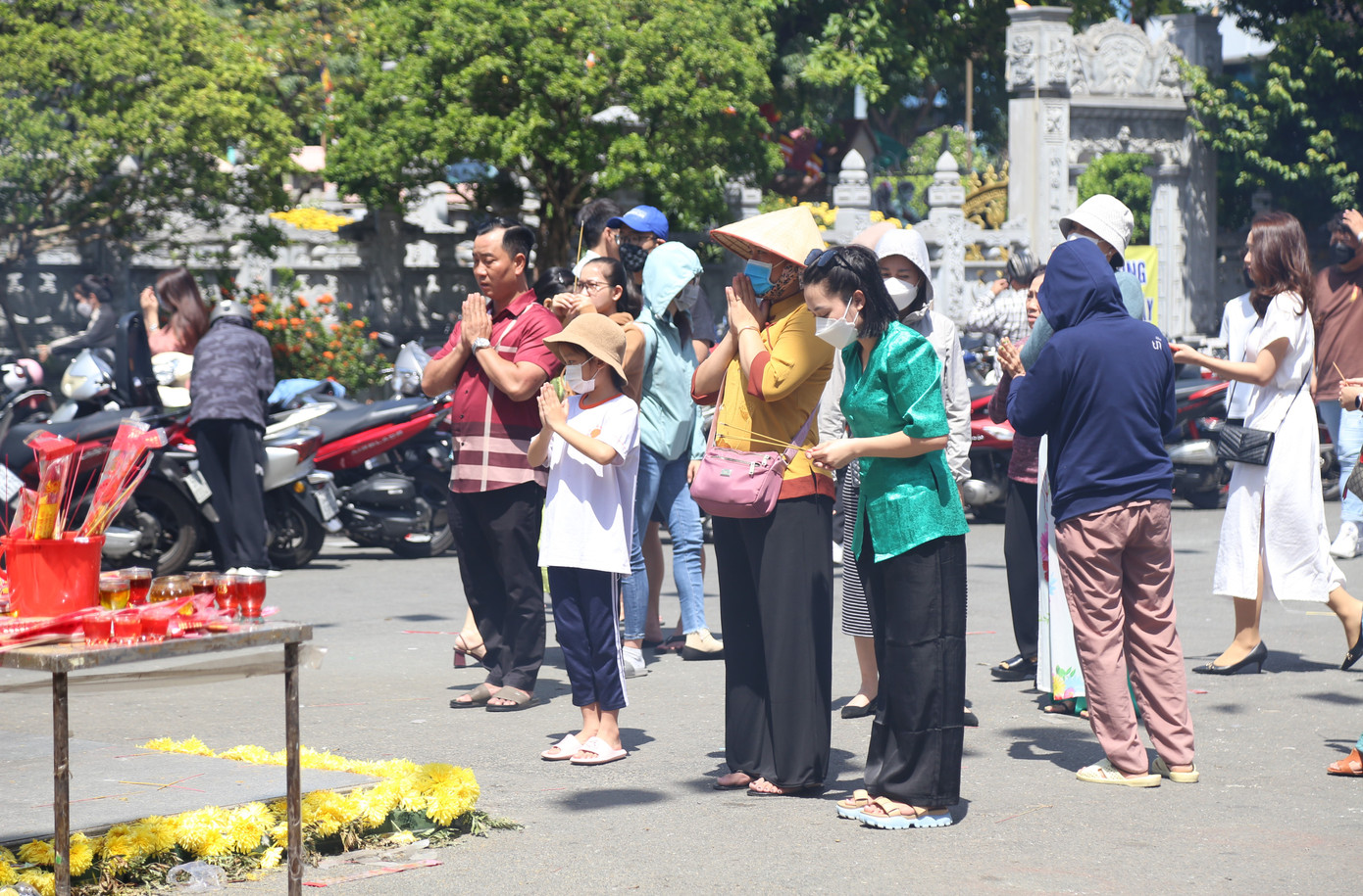 Trong khi đó, mặc cho nắng nóng cao độ lúc giữa trưa, dòng người đến chùa Vĩnh Nghiêm (quận 3) khá đông đúc.