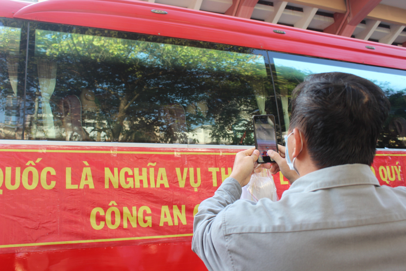 Các bạn trẻ lên đường nhập ngũ với niềm tin yêu, hy vọng của Tổ quốc và người thân.