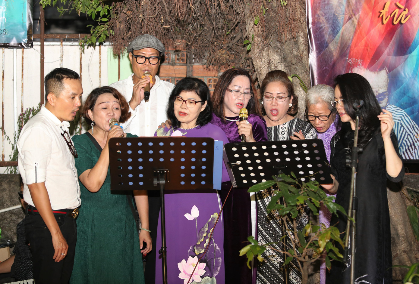 Nhóm bạn hữu cùng hòa giọng với loạt ca khúc "Rừng xanh xanh mãi", "Như một hòn bi xanh", "Còn thấy mặt người"...