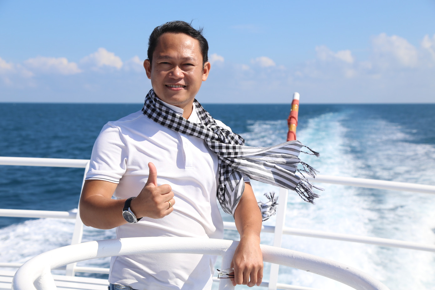 Trở lại Côn Đảo lần này, anh Nguyễn Xuân Hiển (cán bộ mặt trận ở quận 12, TPHCM) cảm nhận rõ nét sự đổi thay nơi vùng đất biểu tượng thiêng liêng. "Những hình ảnh tư liệu tại Bảo tàng Côn Đảo gợi lên sự hoang sơ, ảm đạm một thời. Ngày nay, Côn Đảo khoác lên mình bộ áo mới, gợi lên bức tranh tươi sáng. Chính sự hy sinh của lớp người đi trước đã mở đường cho sự phát triển, vươn mình cho Côn Đảo ngày nay", anh Hiển bày tỏ.