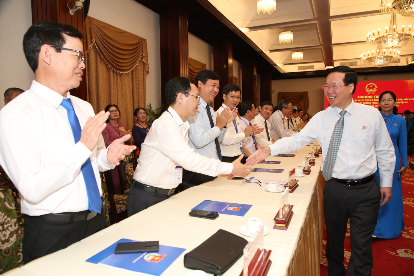 Chủ tịch nước Võ Văn Thưởng gặp gỡ các đại biểu là thành viên Ban Chỉ huy các chương trình, chiến dịch tình nguyện hè các thời kỳ.