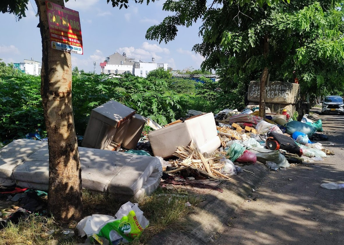 Người dân TPHCM vẫn còn xả rác bừa bãi ra khu dân cư, ngay tại biển "cấm đổ rác". Ảnh: Ngô Tùng