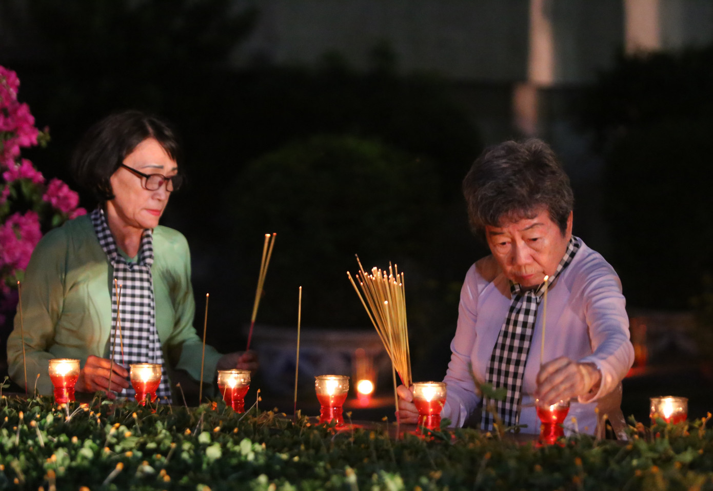 Bà Trương Mỹ Lệ - nguyên Quyền Bí thư Thành Đoàn, Phó Chủ nhiệm Thường trực CLB Truyền thống Thành Đoàn, dâng hương tưởng nhớ anh linh đồng đội, đồng chí.