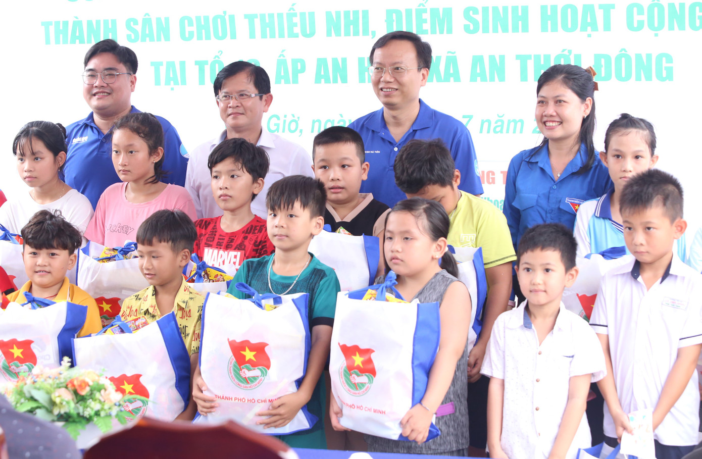 Phó Bí thư Thường trực Thành Đoàn TPHCM Ngô Minh Hải cùng lãnh đạo Đảng uỷ, Ban Giám hiệu Trường Đại học Bách khoa TPHCM trao quà cho các em thiếu nhi có hoàn cảnh khó khăn tại xã An Thới Đông, huyện Cần Giờ.