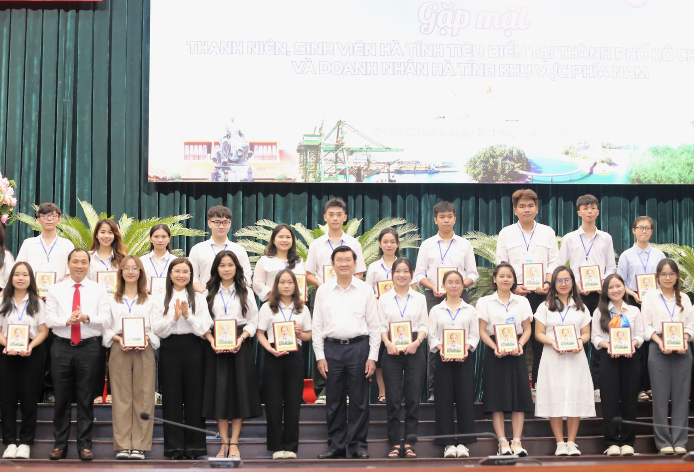 Tại chương trình, các vị lãnh đạo trao quà và học bổng cho các bạn sinh viên tiêu biểu.