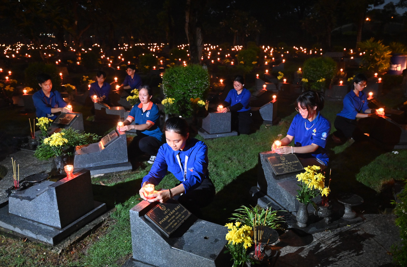 Bạn trẻ dâng lên mộ phần các Anh hùng liệt sĩ những ngọn nến với tấm lòng biết ơn.