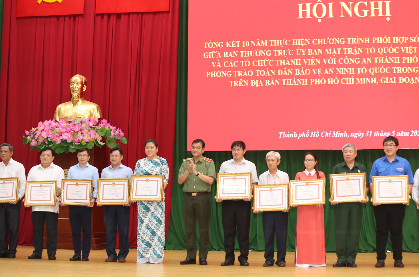 Thiếu tướng Lê Hồng Nam - Giám đốc Công an TPHCM - trao bằng khen tuyên dương các tập thể có nhiều đóng góp tích cực. Ảnh: Ngô Tùng.