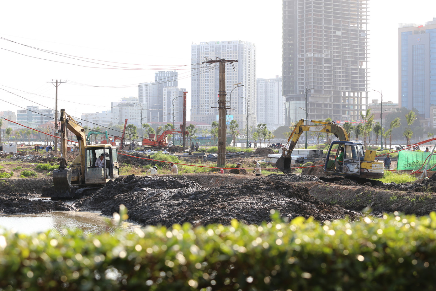 Theo đó, khoảng một tuần nữa, các hạng mục như công viên, cầu tàu, cánh đồng hoa hướng dương, bãi xe, sân sinh hoạt cộng đồng… sẽ hoàn thành và được đưa vào sử dụng, khai thác; tiếp đó các đơn vị sẽ đẩy nhanh các hạng mục khác hướng đến phục vụ dịp Tết Nguyên đán Giáp Thìn 2024.