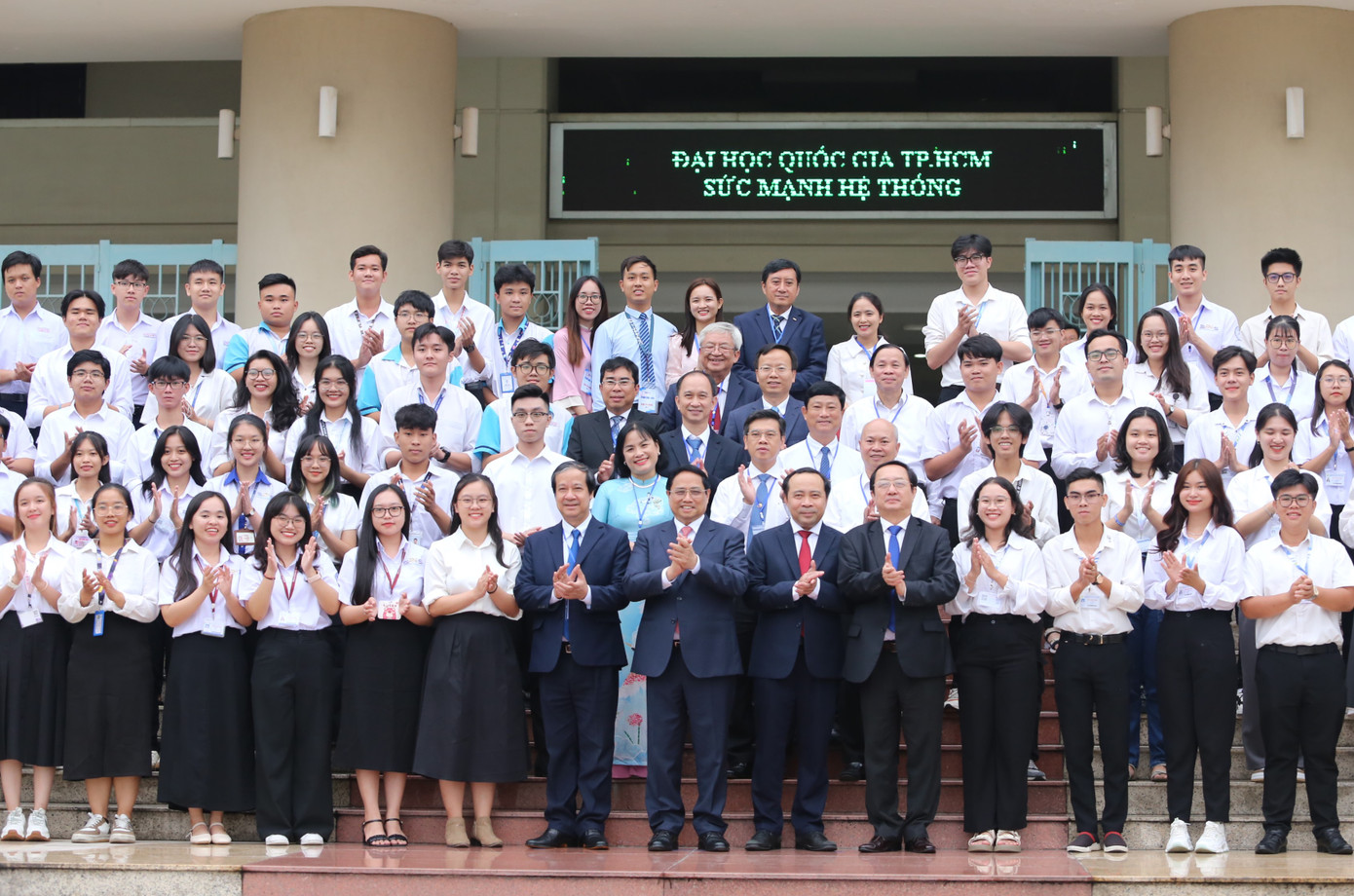 Thủ tướng Phạm Minh Chính cùng lãnh đạo các bộ, ngành chụp ảnh lưu niệm với học sinh, sinh viên ĐHQG TPHCM. Ảnh: Ngô Tùng