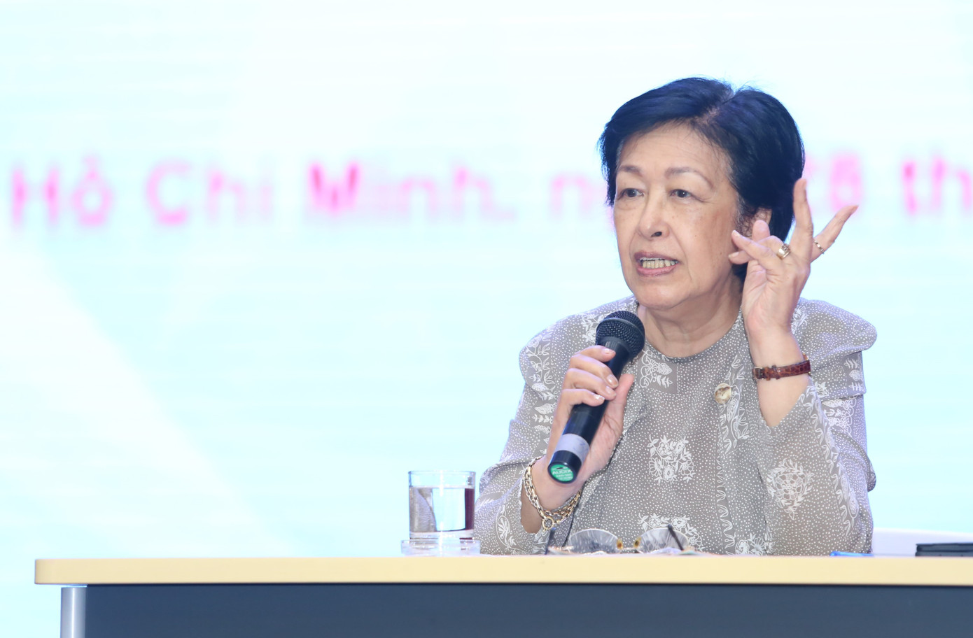 Nhà ngoại giao Tôn Nữ Thị Ninh chia sẻ với bạn trẻ nhiều kiến thức quý báu. Ảnh: Ngô Tùng