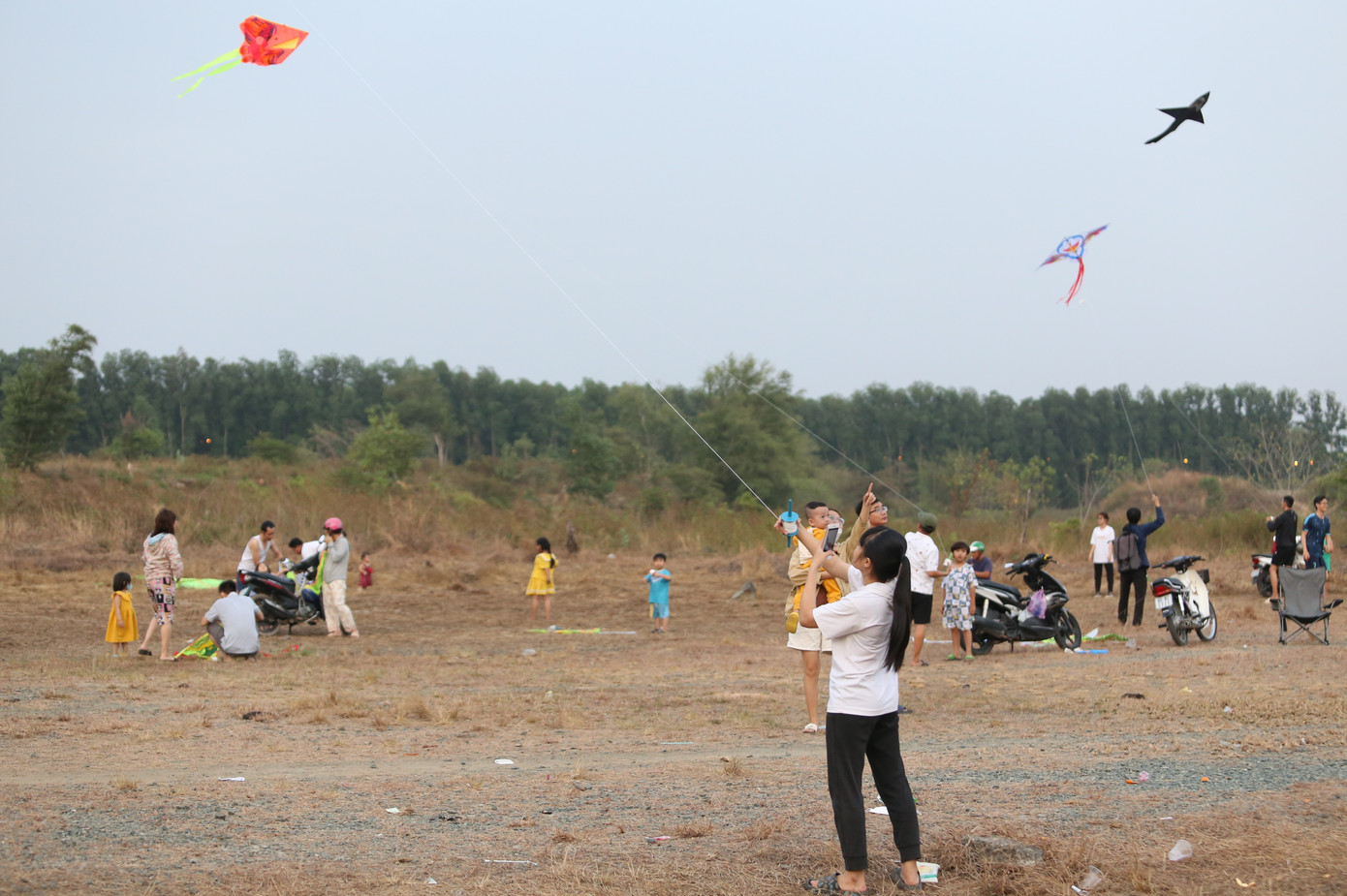 Khoảng trời thoáng đãng và thời tiết nhiều gió là điều kiện lý tưởng để các cánh diều bay cao, bay xa, chở theo niềm thích thú của các chủ nhân.