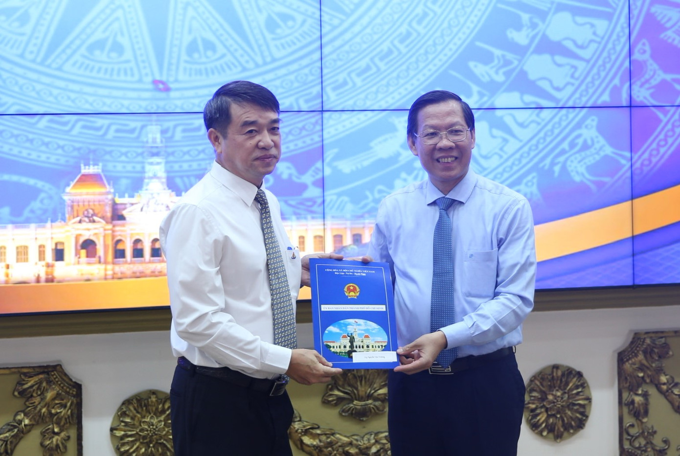 Lãnh đạo TPHCM trao quyết định cho ông Nguyễn Văn Trường. Ảnh: Long Hồ