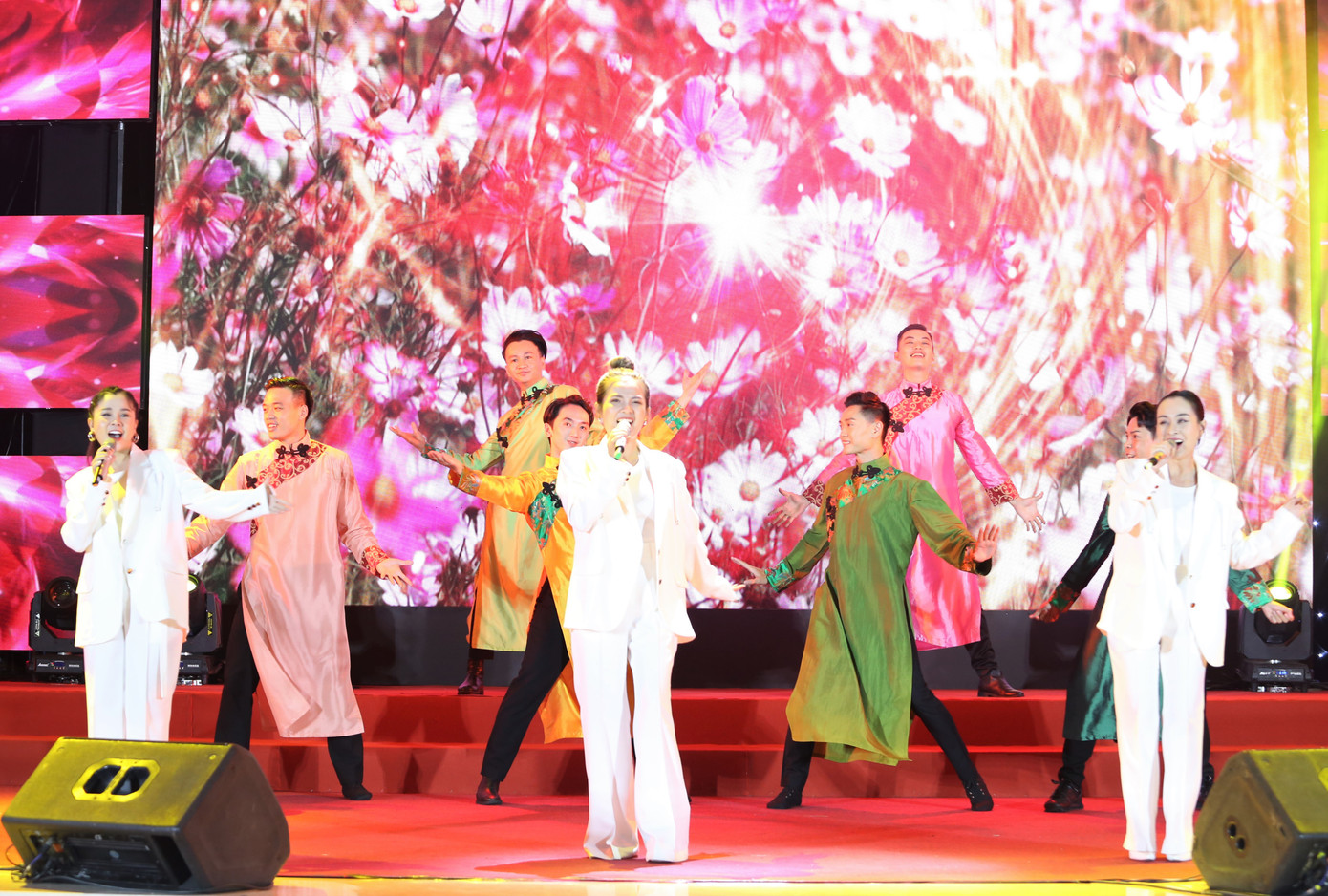 Nhóm Mắt Ngọc mở màn đêm nhạc với những giai điệu reo vui, rộn ràng ngày xuân.