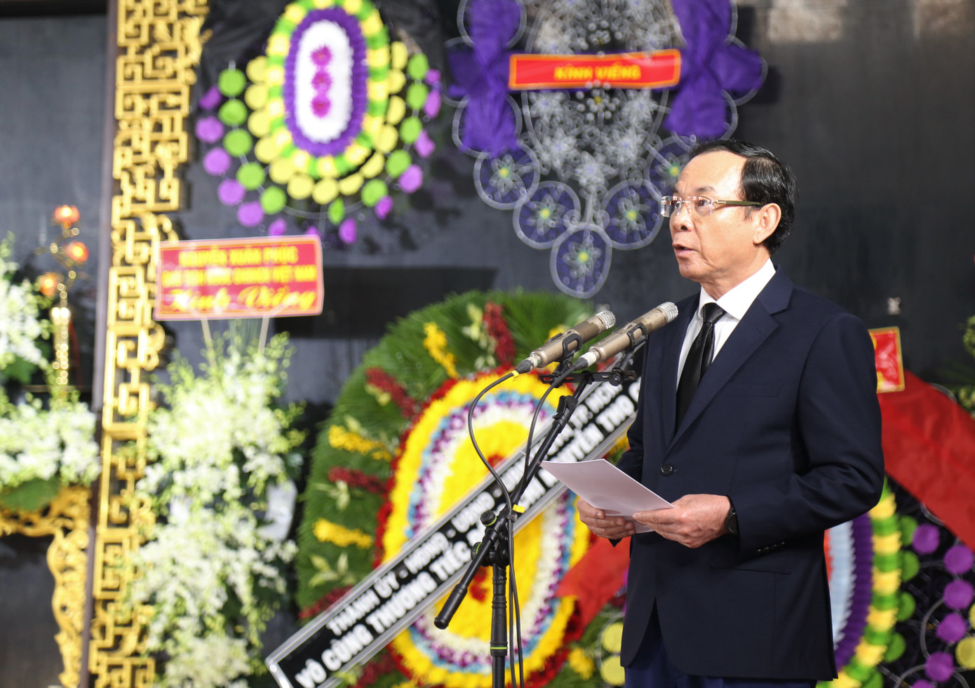 Bí thư Thành ủy TPHCM Nguyễn Văn Nên đọc điếu văn truy điệu ông Nguyễn Thọ Chân. Ảnh: Ngô Tùng