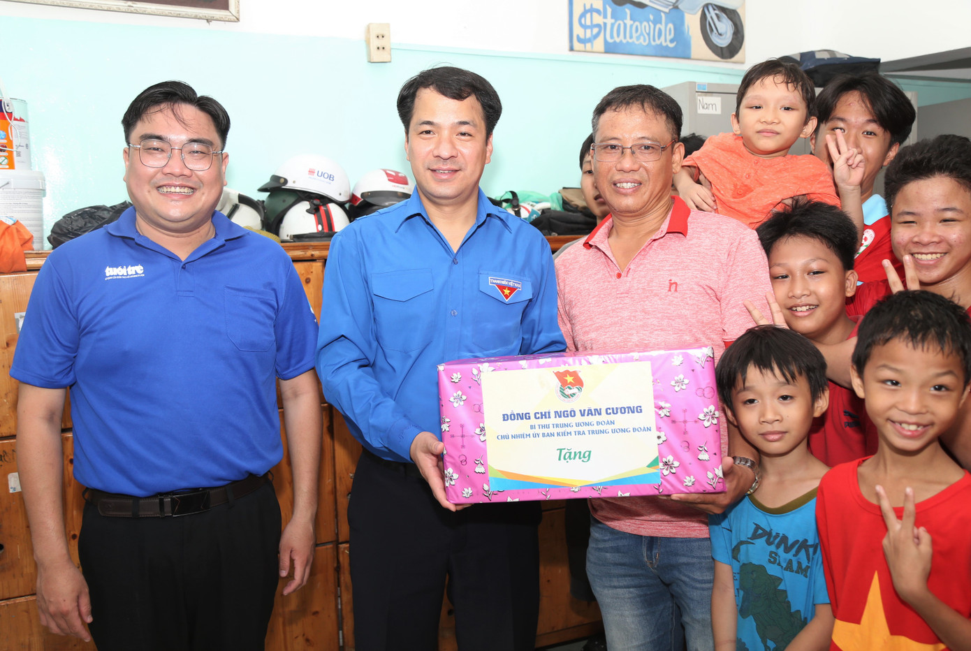 Tiếp đó, đoàn công tác T.Ư Đoàn, Thành Đoàn TPHCM do Bí thư T.Ư Đoàn Ngô Văn Cương dẫn đầu đã đến thăm hỏi, tặng quà cho cán bộ, nhân viên và các em thiếu nhi ở Mái ấm Ga Sài Gòn và Mái ấm Ánh Sáng, quận 3.