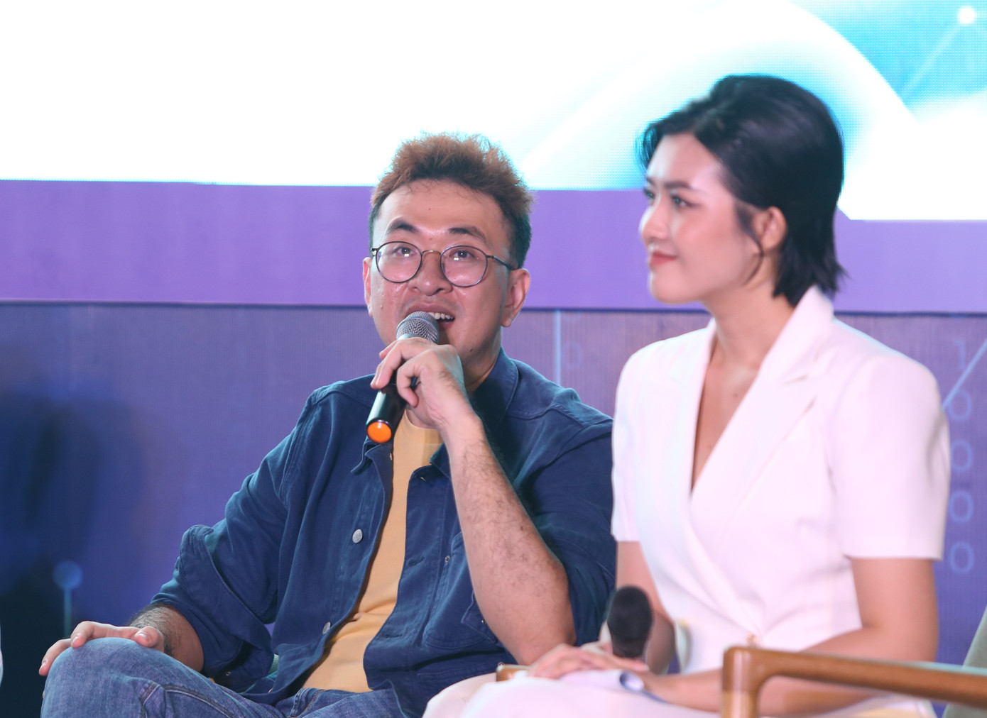 Anh Lê Hoàng Thạch trao đổi.