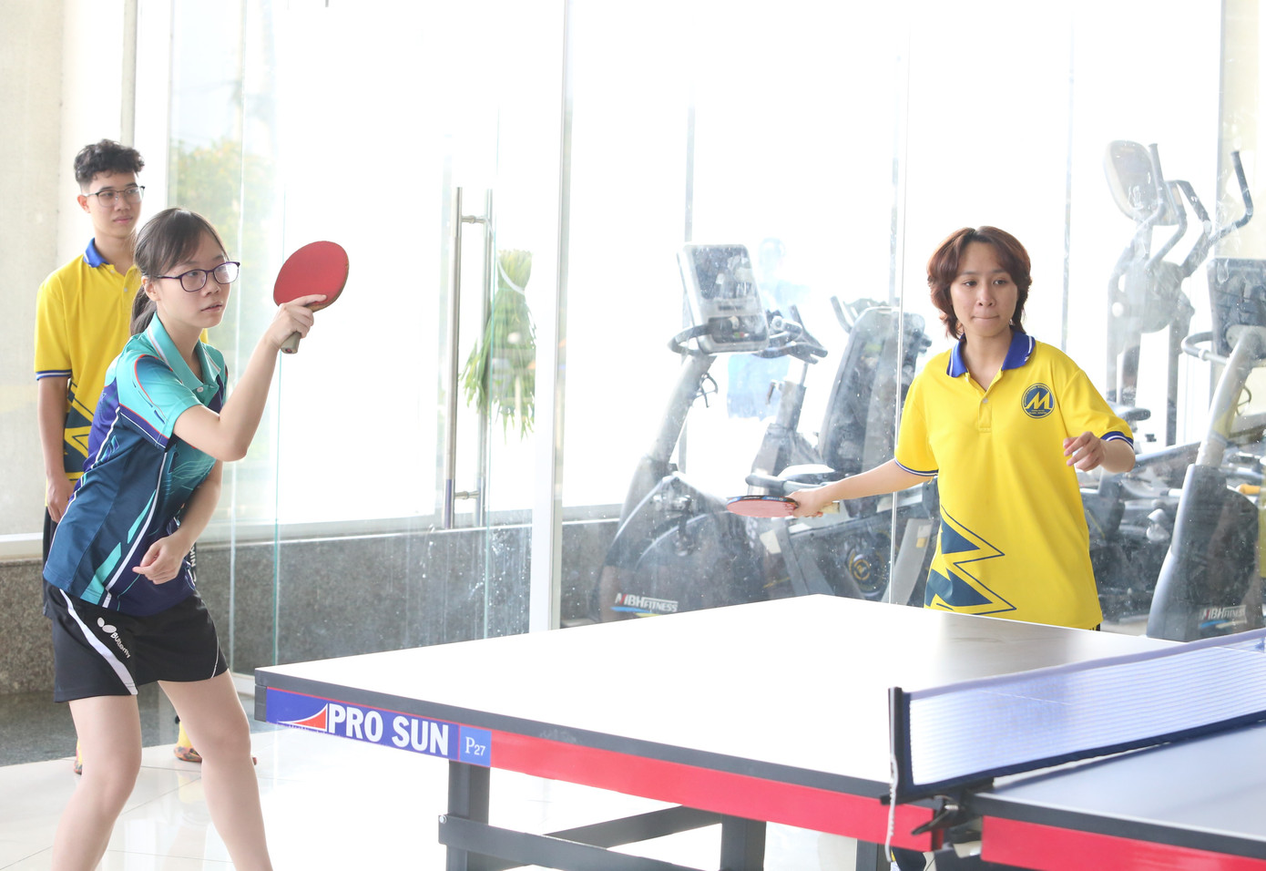 Ngoài giải chạy bộ, các bạn sinh viên cũng tranh tài ở những bộ môn thể chất năng động khác như bóng bàn, thi đấu karate...