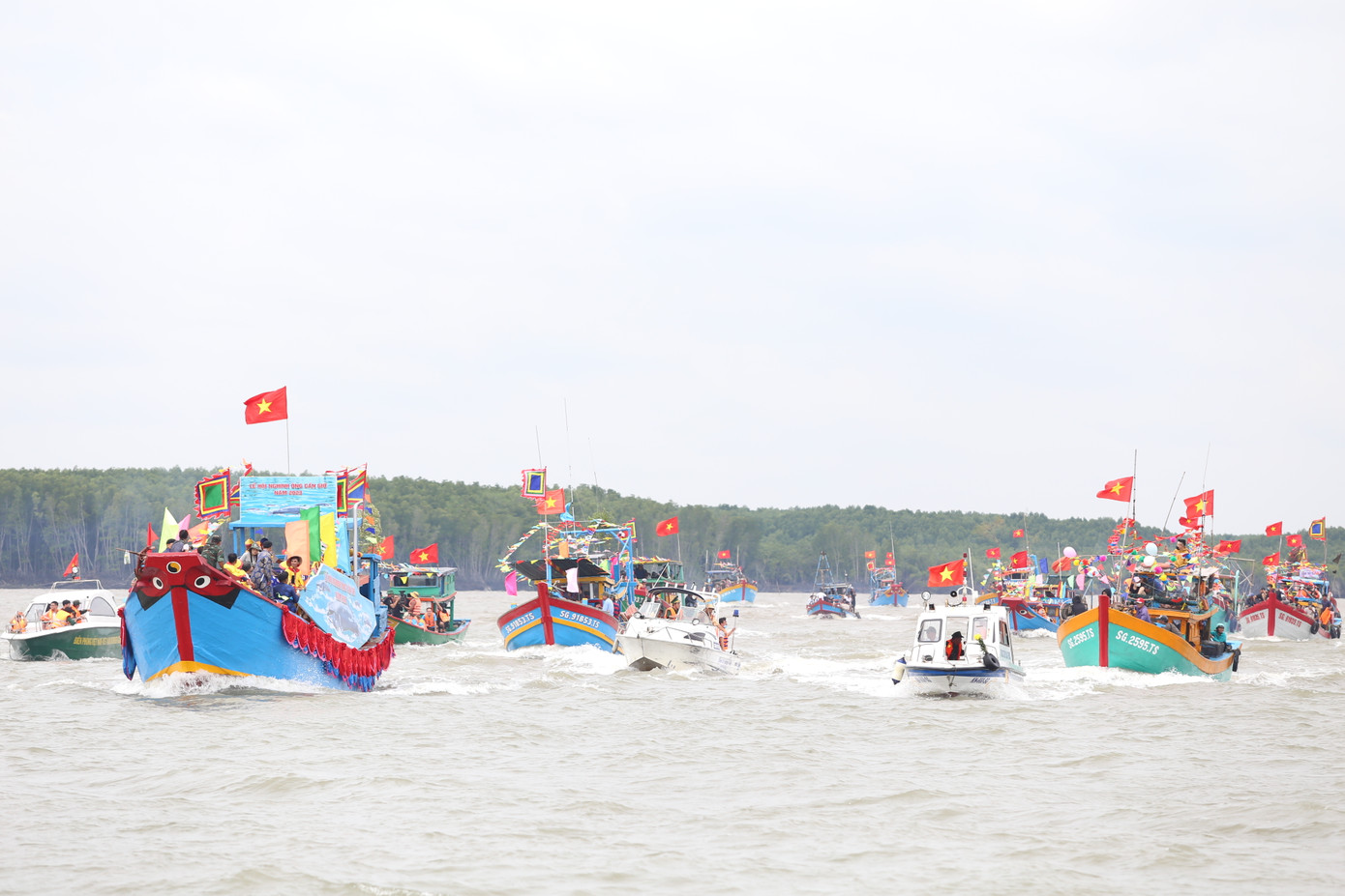 Tham gia đoàn đón, rước lễ Nghinh Ông là các ghe thuyền và ngư dân đại diện các địa phương thuộc huyện đảo Cần Giờ.