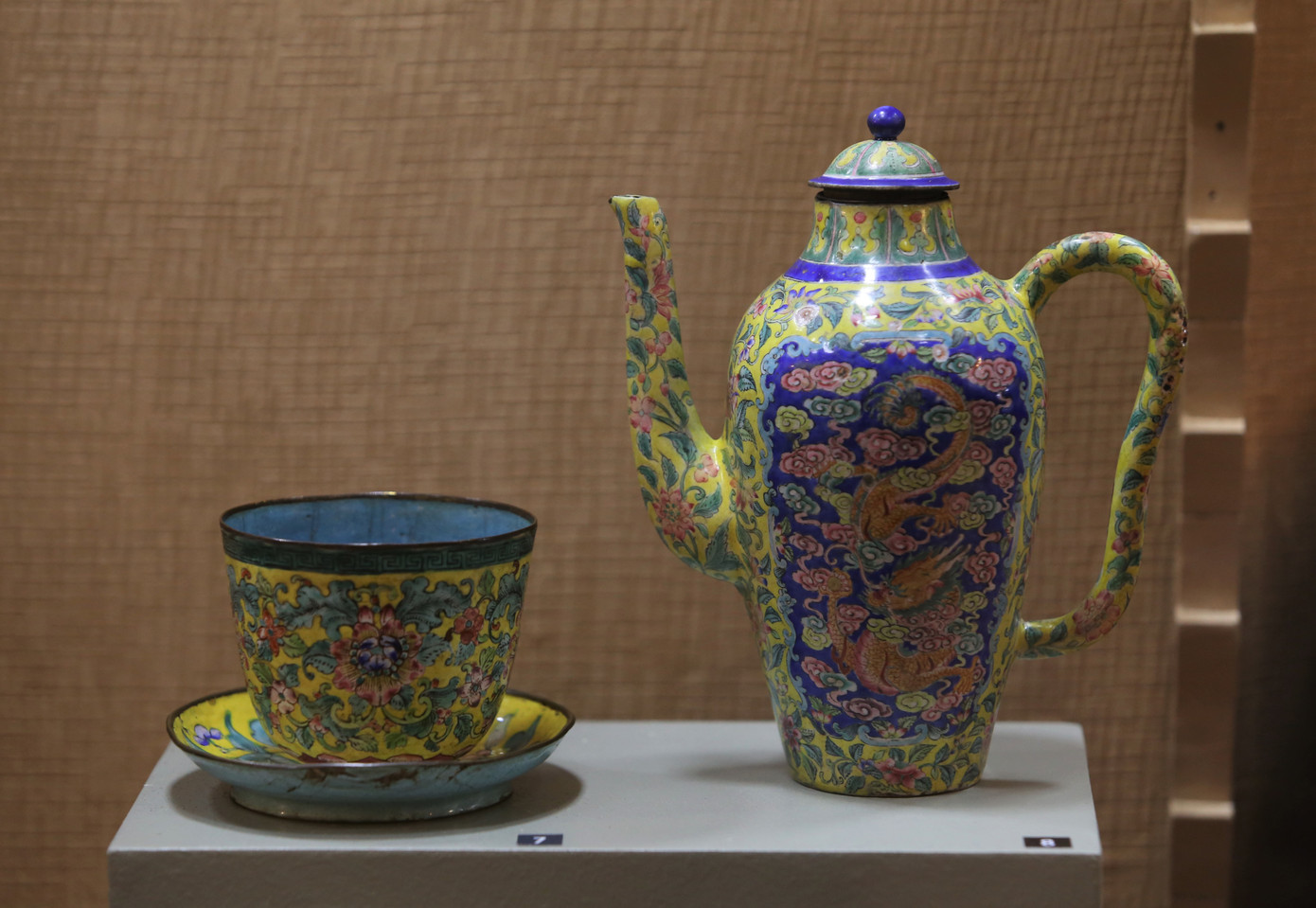 Mẫu ấm và chén trà thời vua Minh Mạng với những hoa văn, họa tiết sang trọng, quý phái.