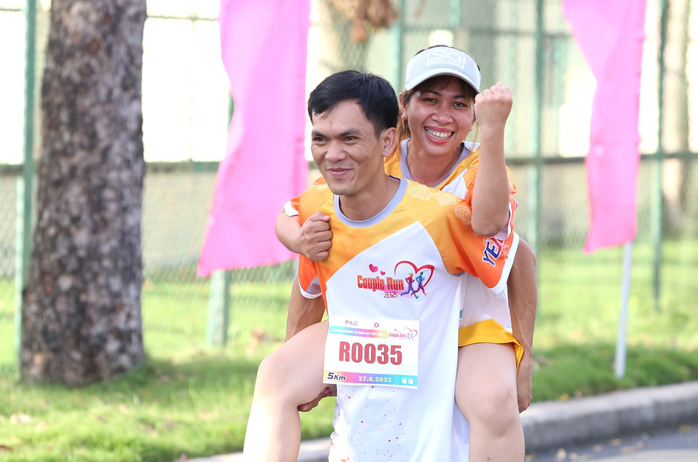 Đôi bạn phấn khởi đồng hành trên đường chạy đong đầy yêu thương. Đôi bạn phấn khởi đồng hành trên đường chạy đong đầy yêu thương.