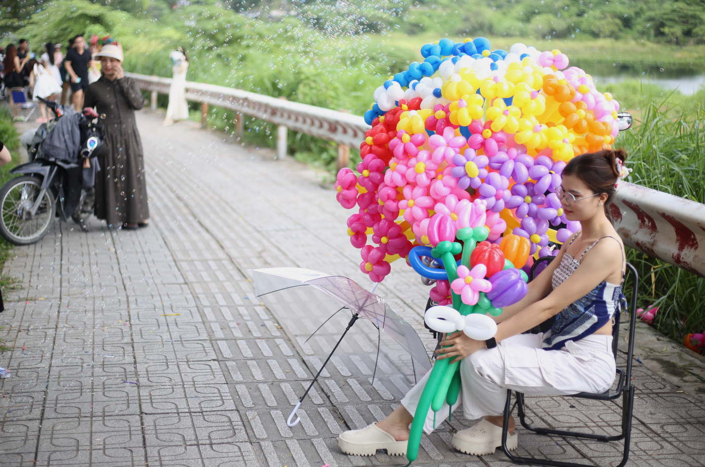 Cùng với xe hoa, bạn trẻ cũng sáng tạo thành các phiên bản khác như xe chở đầy bong bóng nghệ thuật.