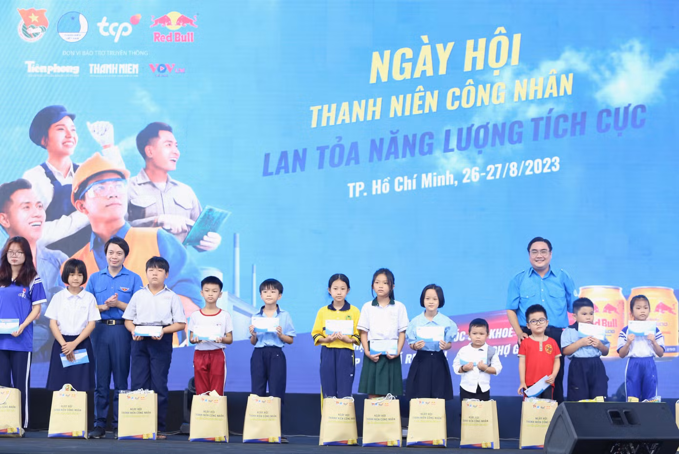 Tại ngày hội, Ban Tổ chức trao 20 phần quà tặng các em học sinh là con thanh niên công nhân vượt khó trong học tập. Tại ngày hội, Ban Tổ chức trao 20 phần quà tặng các em học sinh là con thanh niên công nhân vượt khó trong học tập.