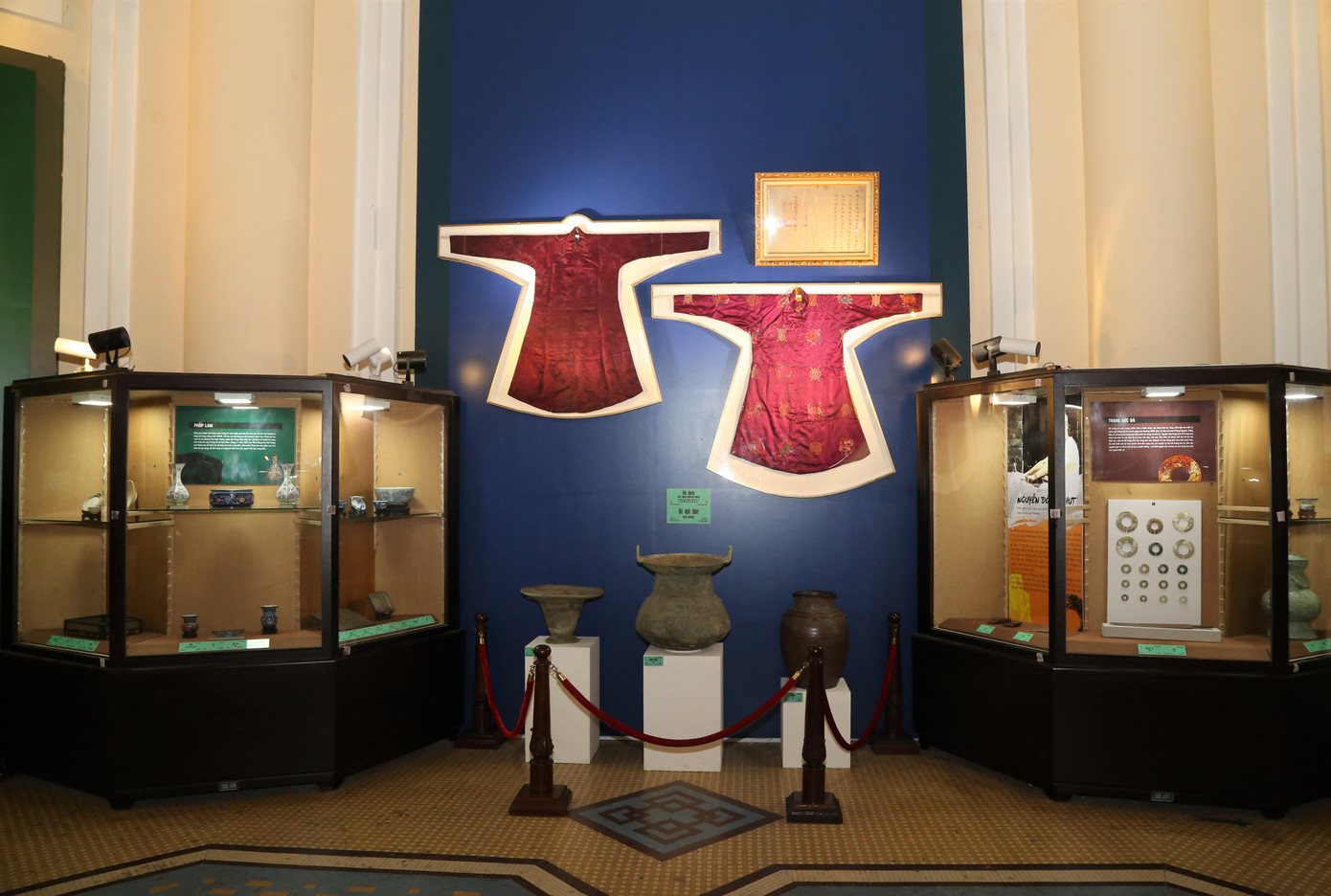 Trong số những hiện vật quý góp mặt trong triển lãm, các loại áo dài xưa được trưng bày nổi bật trên các bức tường.