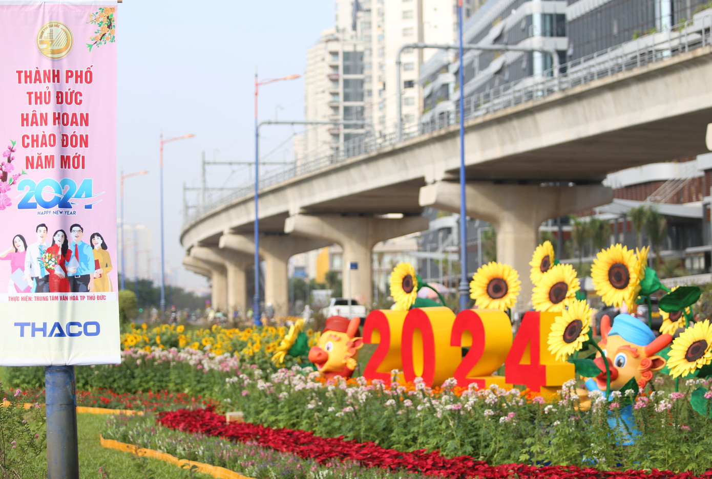 Một tiểu cảnh ấn tượng vừa được hoàn thành trên tuyến đường Võ Nguyên Giáp (đoạn qua TP Thủ Đức) với những đóa hoa hướng dương gắn với biểu tượng thân thiện của thành phố trẻ này. Ảnh: Ngô Tùng Một tiểu cảnh ấn tượng vừa được hoàn thành trên tuyến đường Võ Nguyên Giáp (đoạn qua TP Thủ Đức) với những đóa hoa hướng dương gắn với biểu tượng thân thiện của thành phố trẻ này. Ảnh: Ngô Tùng