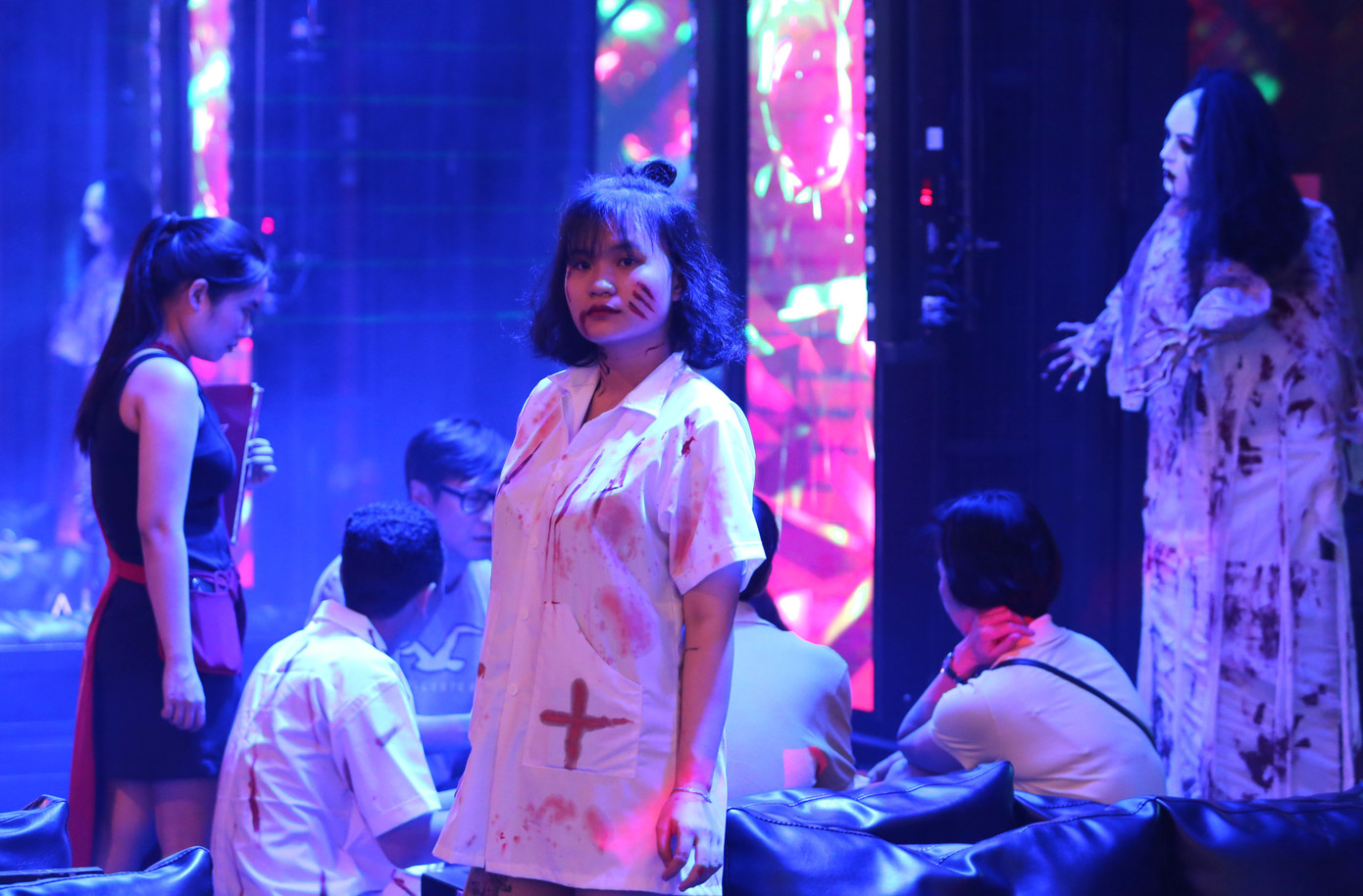 Khắp các nhà hàng, nhân viên cũng trang trí, tô vẽ và khoác lên cơ thể những hình thù ma mị, bắt mắt.